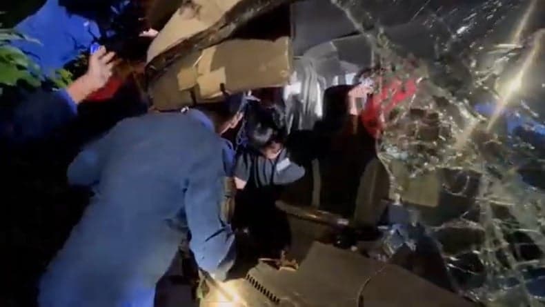 Tabrakan 2 Truk di Magelang, Evakuasi Sopir Terjepit Berlangsung Dramatis Tabrakan 2 Truk di Magelang, Evakuasi Sopir Terjepit Berlangsung Dramatis