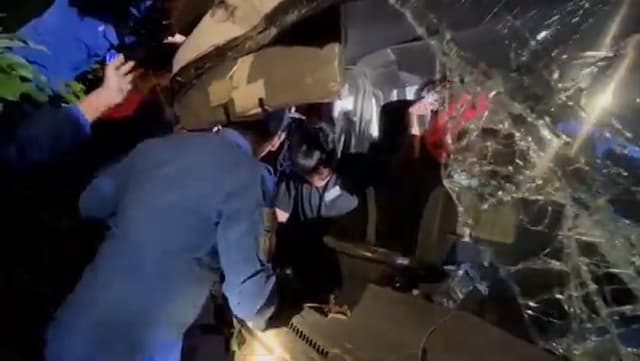 Tabrakan 2 Truk di Magelang, Evakuasi Sopir Terjepit Berlangsung Dramatis