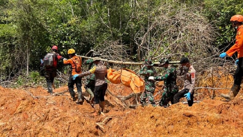 Brimob Polda Sumut dan Tim SAR Kembali Evakuasi 1 Korban Longsor di Tapanuli Tengah