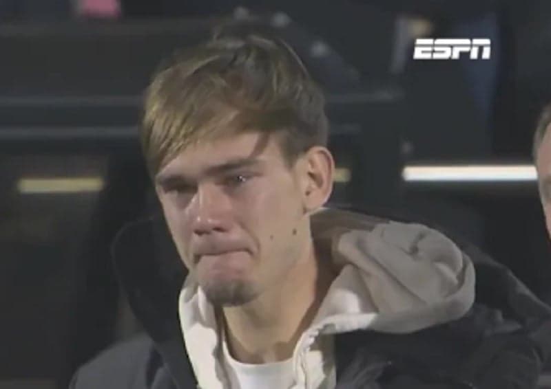 Hancur Hati! Pemain Ajax 19 Tahun Menangis di Depan Publik usai Kekasih Tewas Ditabrak Mobil