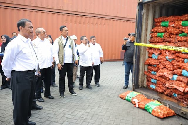 Mentan Bongkar Penyelundupan 72 Ton Bawang Bombai Impor Ilegal: Harus Ditindak Tegas! Mentan Bongkar Penyelundupan 72 Ton Bawang Bombai Impor Ilegal: Harus Ditindak Tegas!