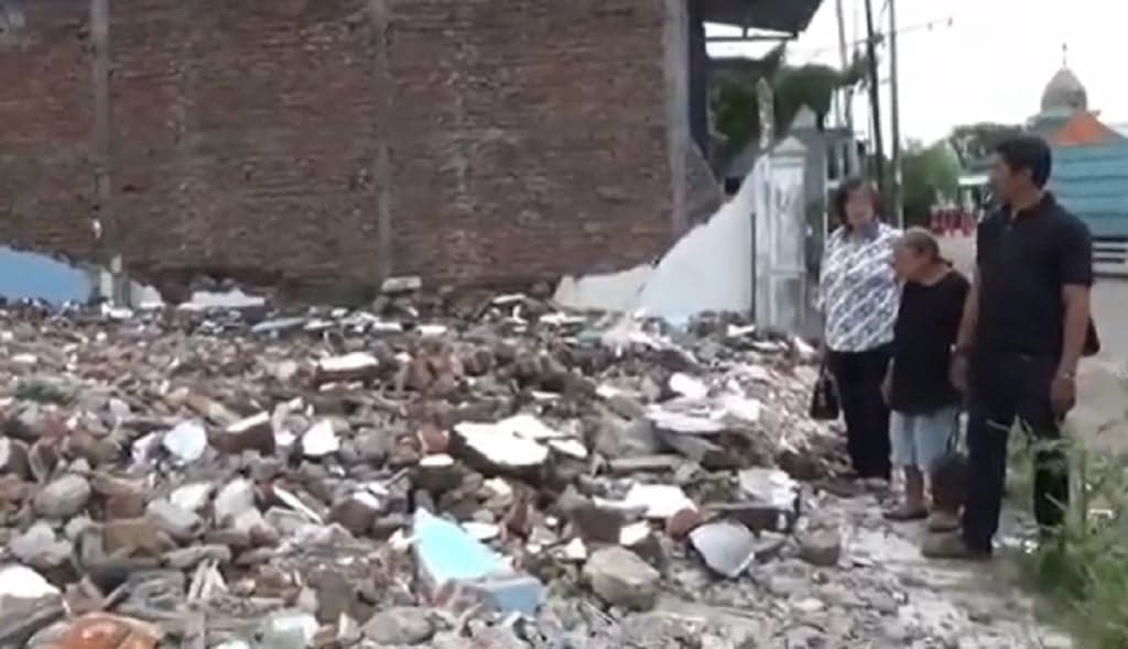 Pilu! Nenek 80 Tahun di Surabaya Diusir Ormas, Rumah Dibongkar hingga Rata Tanah