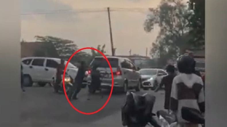 Viral! Perkelahian Sopir dan Kernet Truk Lawan 2 Supeltas  Gunakan Besi dan Kayu di Jombang