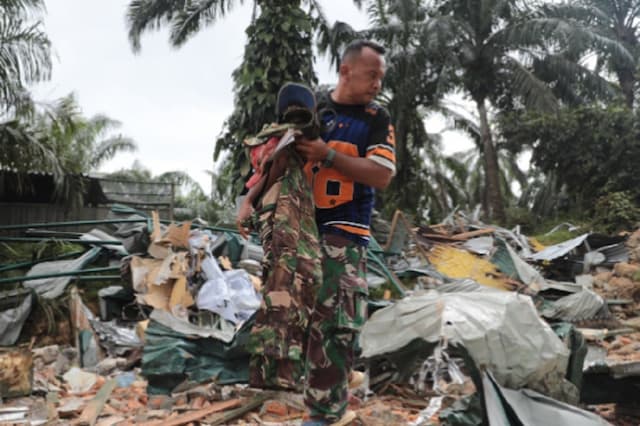 Kisah Heroik Sertu Hamzah, Tetap Bertugas meski Istri Meninggal Tertimpa Longsor