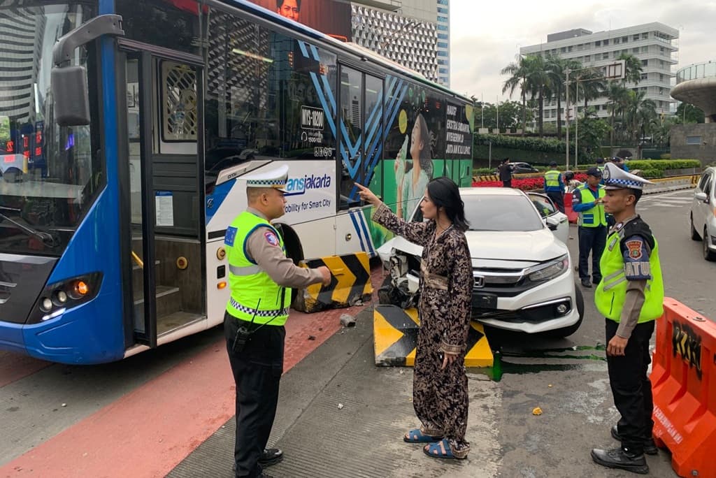 Kecelakaan Mobil Sedan Tabrak Separator Busway di Bundaran HI, Kondisi Ringsek