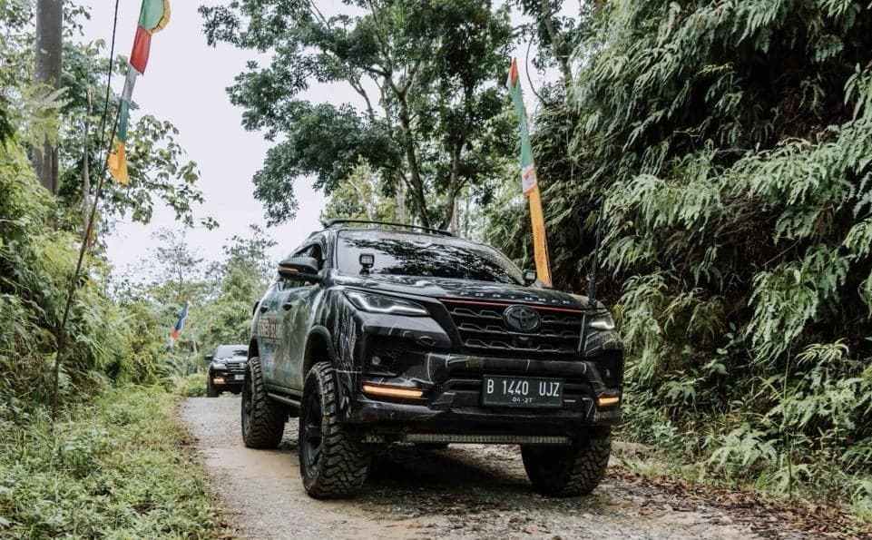 Komunitas Fortuner Taklukkan Jalur Off-Road di Bumi Borneo