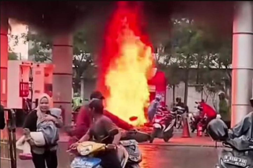 Geger! Motor Terbakar di SPBU Cikarang Selatan Bikin Panik Pengunjung, Pengendara Kabur