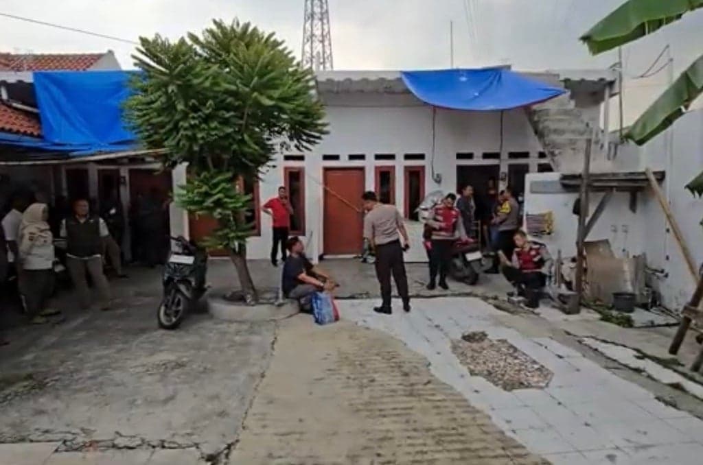 Polisi Olah TKP 3 Orang Sekeluarga Tewas dalam Rumah di Jakut