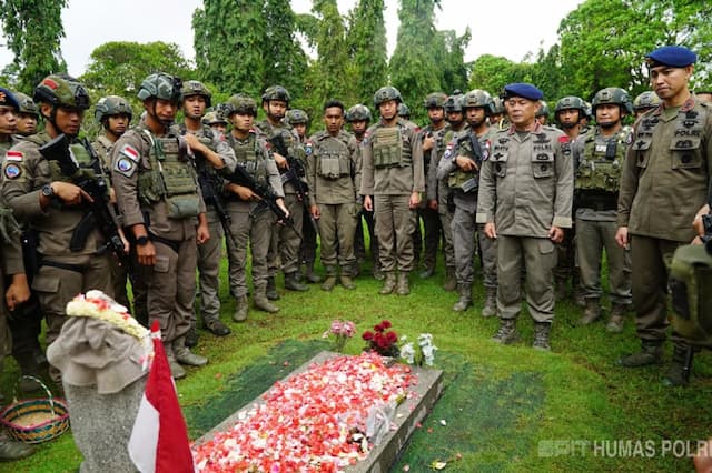 Lepas Masa Dinas, Personel Satgas Operasi Damai Cartenz Ziarah ke Makam Rekan yang Gugur