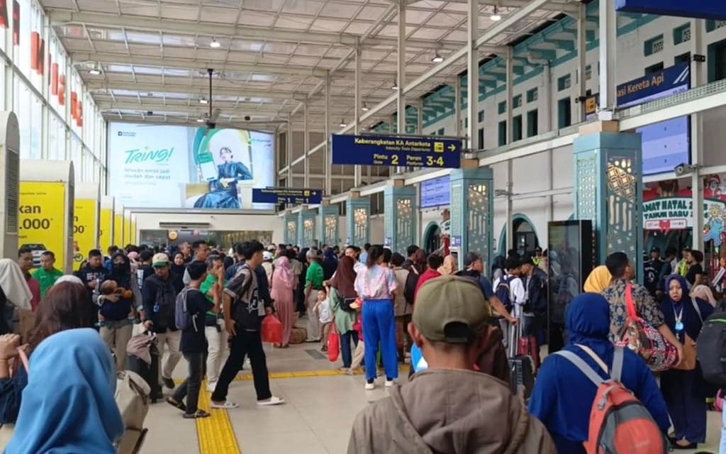 Stasiun Pasar Senen Dipadati Penumpang, Jumlah Keberangkatan Masih Tinggi 