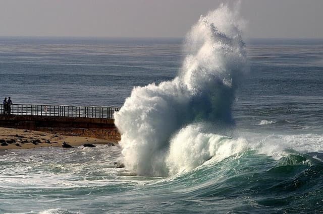 BMKG: Waspada Gelombang Tinggi 4 Meter hingga 26 Februari