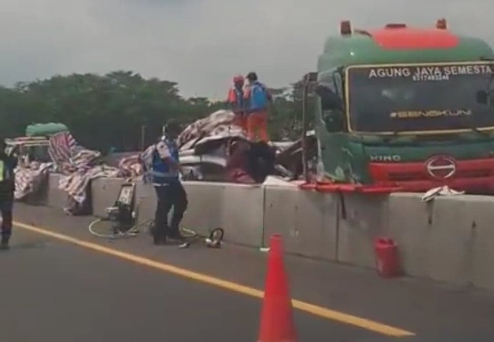 Kecelakaan Maut 3 Kendaraan di Tol Batang, 1 Tewas 5 Luka-Luka