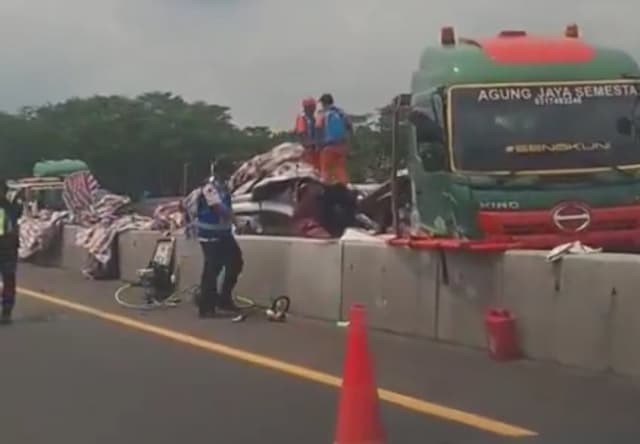 Kecelakaan Maut 3 Kendaraan di Tol Batang, 1 Tewas 5 Luka-Luka
