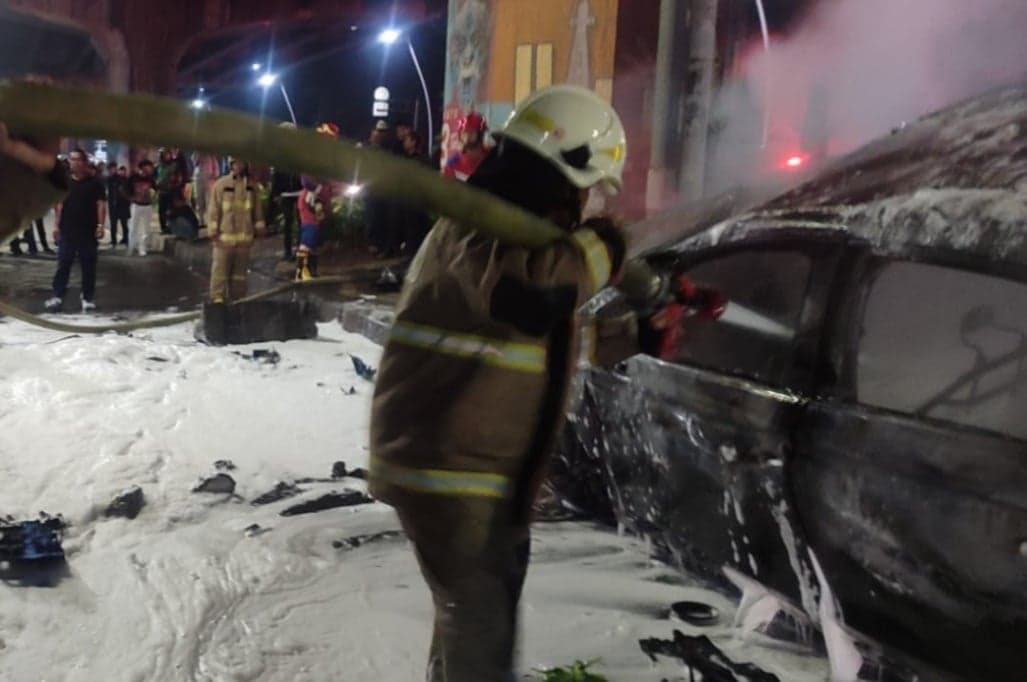 Mobil Tabrak Separator Busway hingga Terbakar di Jaktim, Sopir Diduga Mabuk