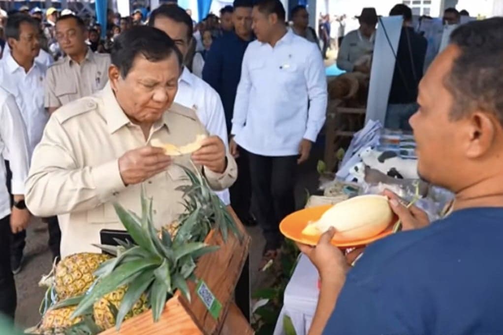 Momen Prabowo Cicip Buah dan Susu sebelum Deklarasi Swasembada Beras di Karawang