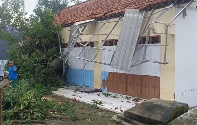 Angin Puting Beliung Terjang Pekalongan, Puluhan Rumah dan Porak-poranda