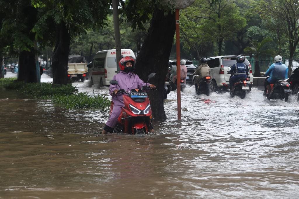 Jakarta Diguyur Hujan Pagi Ini, 61 RT dan 6 Ruas Jalan Terendam
