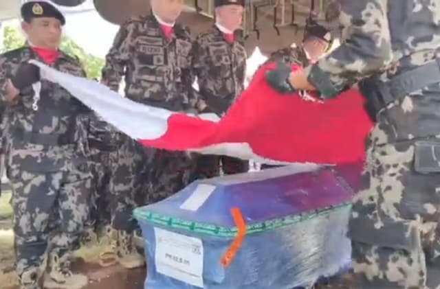 Tangis Keluarga Iringi Pemakaman Yoga Naufal Korban Pesawat ATR