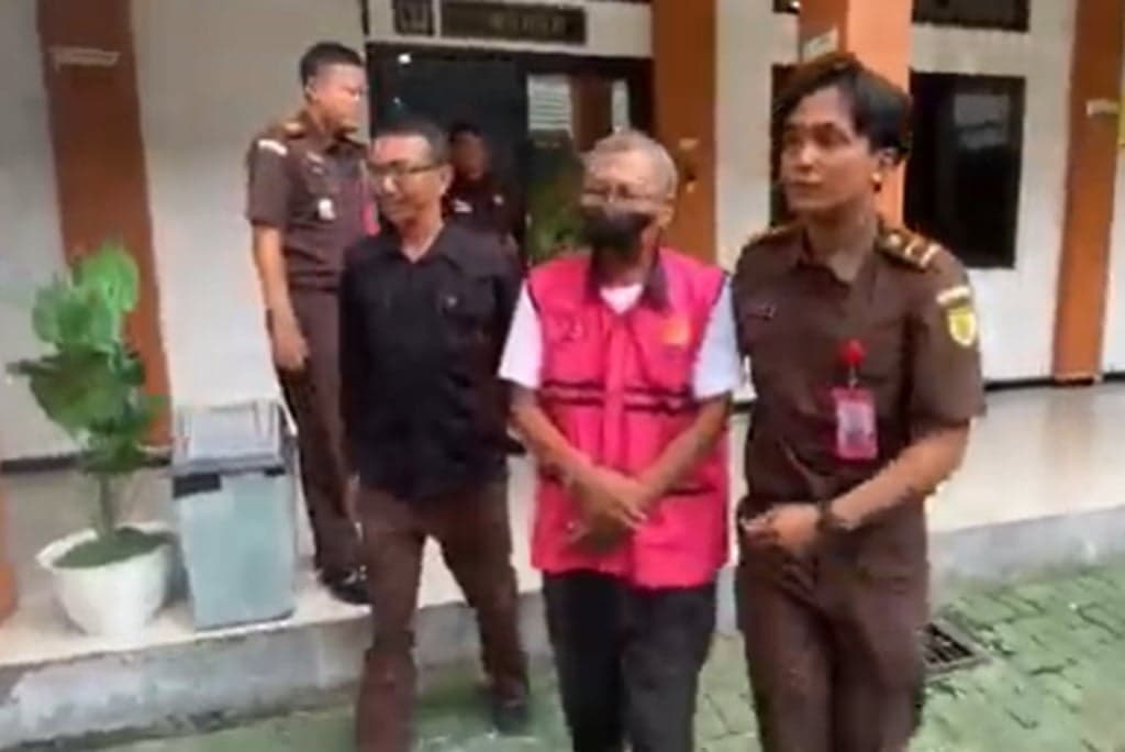 Buronan Korupsi KONI Jombang Ditangkap di Karawang, Nyamar jadi Penjual Pecel