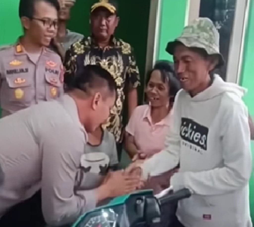 Penjual Es Kue Gabus Viral Dapat Bantuan Motor dan Modal dari Kapolres Depok