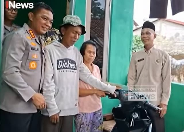 Penjual Es Kue Gabus Viral Dapat Motor dari Kapolres Depok: Senang, tapi Masih Takut