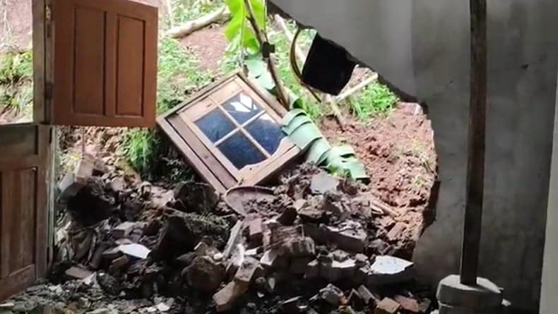 Hujan Deras Guyur Cirebon, Tebing Longsor Jebol Rumah Warga
