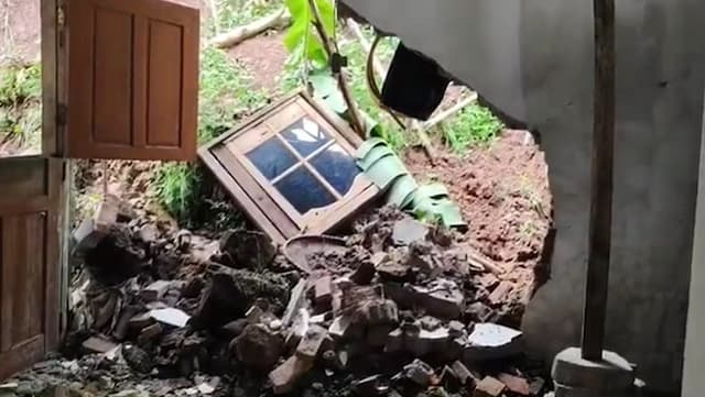 Hujan Deras Guyur Cirebon, Tebing Longsor Jebol Rumah Warga