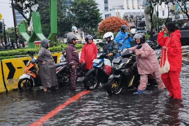Jalan DI Pandjaitan Jaktim Banjir, Sejumlah Motor Mogok gegara Terobos Genangan