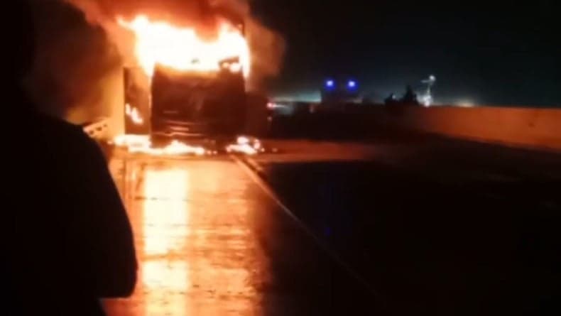 Bus AKAP PO Haryanto Bawa 32 Penumpang dan 3 Kru Terbakar di Tol Pemalang