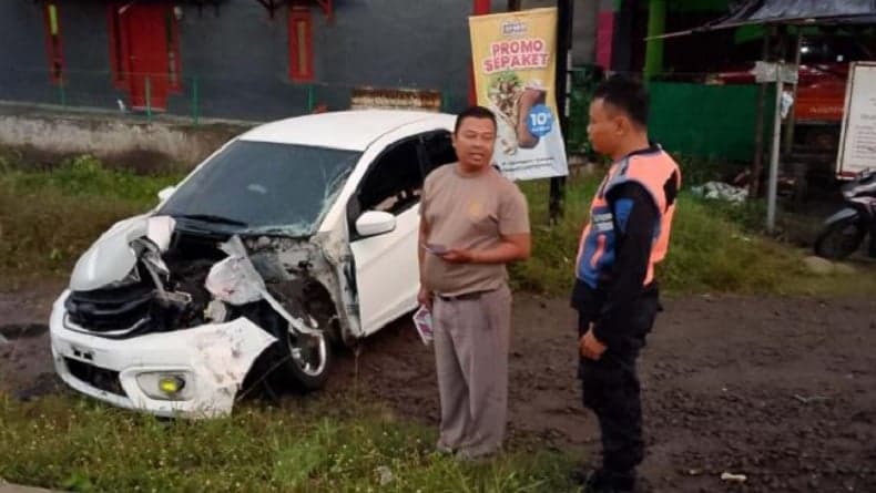 Nekat Melintas meski Palang Pintu Ditutup, Mobil Ringsek Ditabrak Kereta di Cilacap