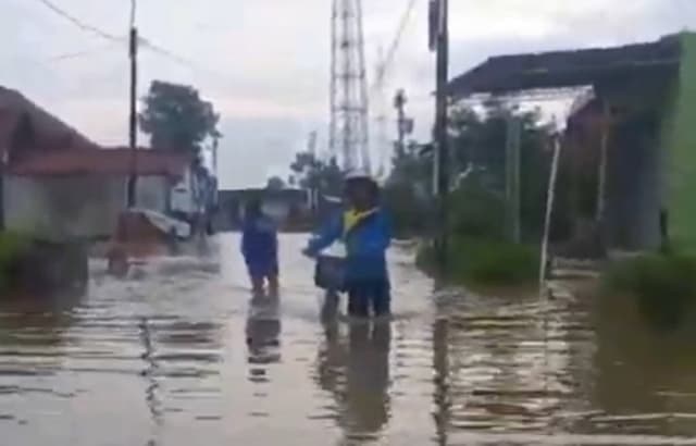 Banjir 1 Meter Rendam Ratusan Rumah di Pemalang, Aktivitas Warga Lumpuh