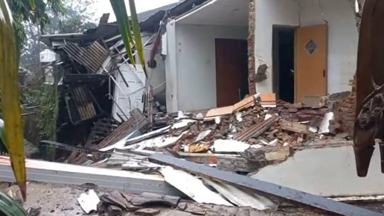 Talud Ambrol, 2 Rumah di Kompleks Villa Payung Indah Semarang Rusak Parah