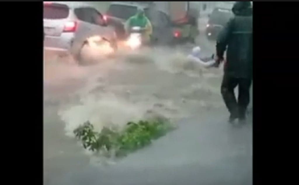 Kronologi Pelajar SMK di Tegal Tewas Terseret Banjir, Hendak Tolong Pemotor