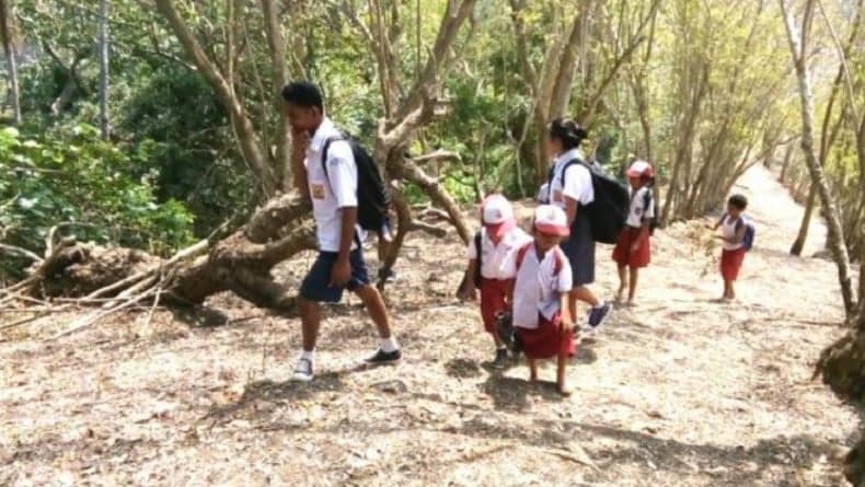 Perjuangan Siswa di Flotim, Jalan Kaki 5 Kilometer ke Sekolah akibat Akses Tak Layak