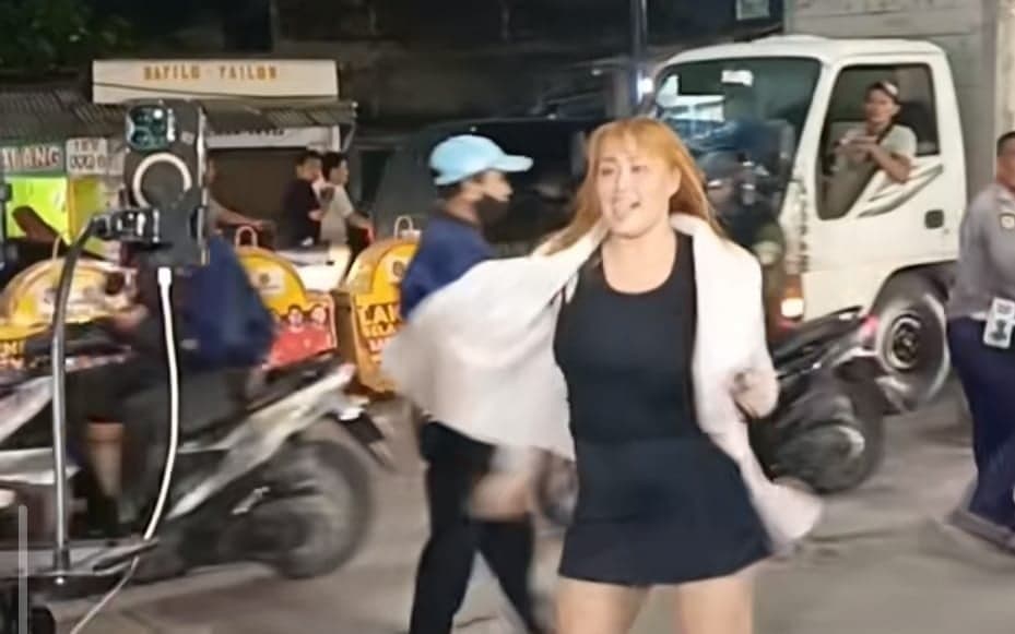 Aksi Pinkan Mambo Nyanyi di Pinggir Jalan Tuai Kritikan, Netizen: Bikin Macet