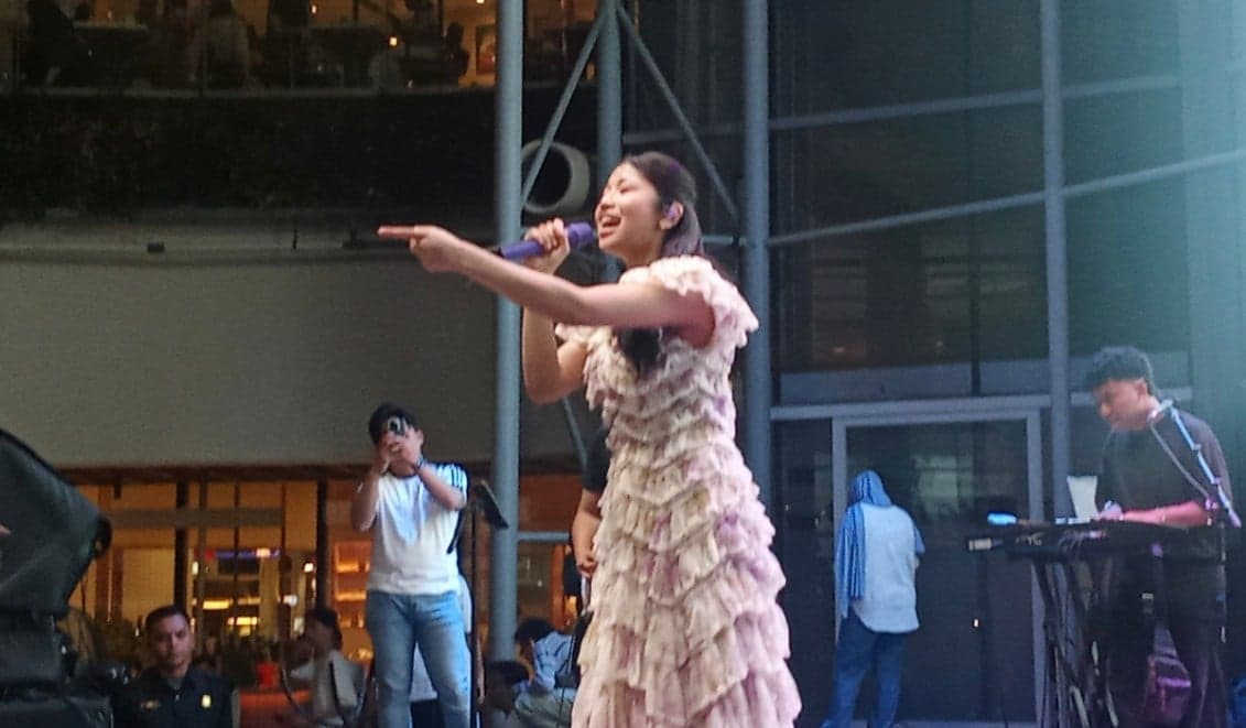 Anggis Devaki Rayakan Ultah V Radio: Happy Birthday