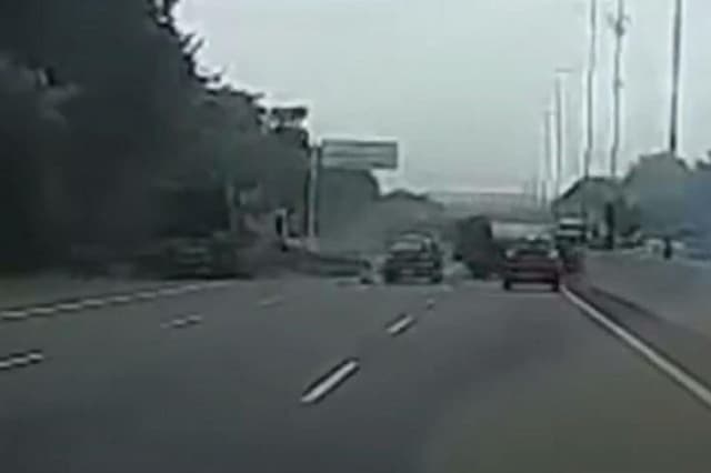 Terekam Video, Sedan Sport Tabrak Trailer dan Truk Tangki di Km 750 Tol Surabaya-Gempol