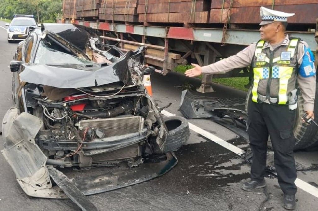 Kronologi Kecelakaan Beruntun Sedan Tabrak 2 Truk di Tol Surabaya-Gempol, Pengemudi Luka