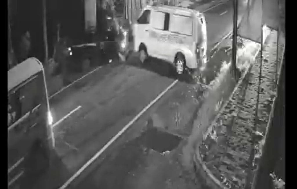 Kecelakaan di Jember, Pikap Tabrak Ambulans hingga Ringsek 