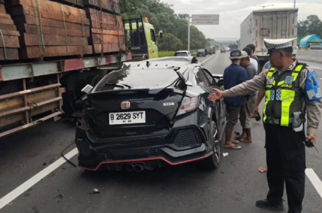 Kecelakaan Sedan Sport Tabrak Truk di Tol Surabaya-Gempol, Pemobil Wanita Luka-Luka