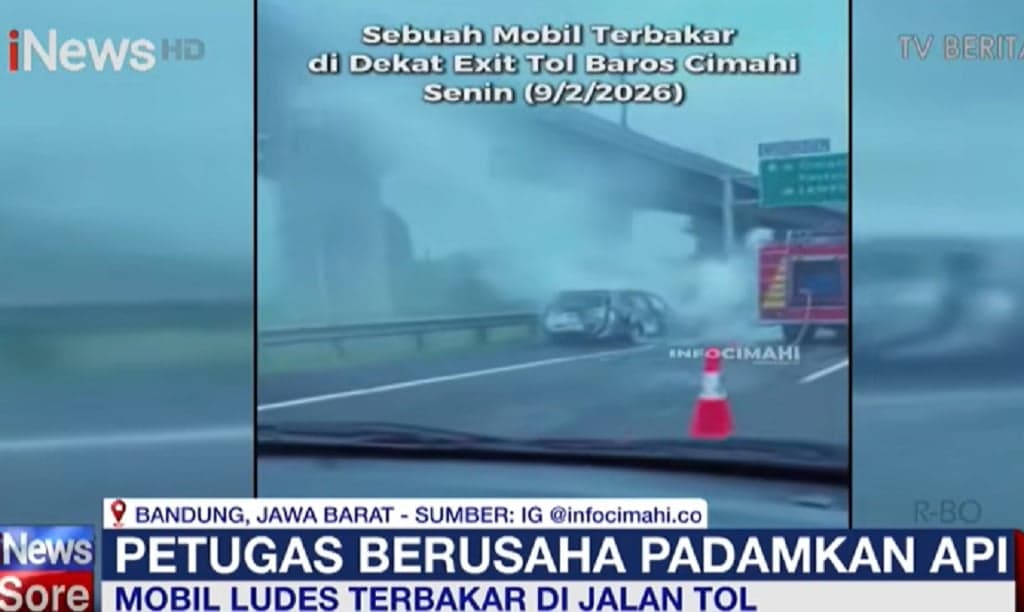 Detik-Detik Mobil Angkut 4 Orang Terbakar di Tol Purbaleunyi Cimahi