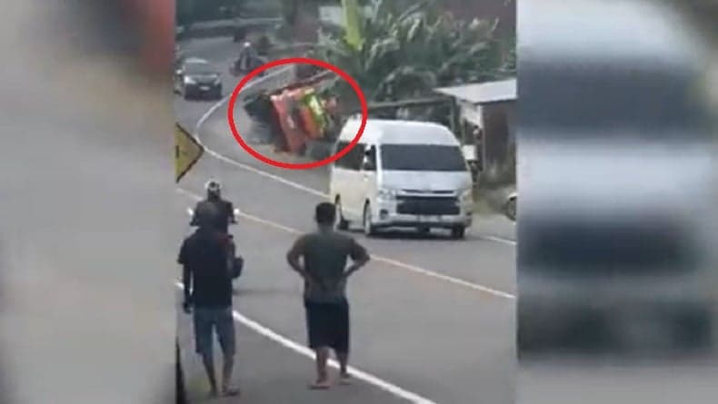 Truk Beras Tak Kuat Menanjak di Pinrang, Meluncur Mundur hingga Terbalik Timpa Rumah Warga