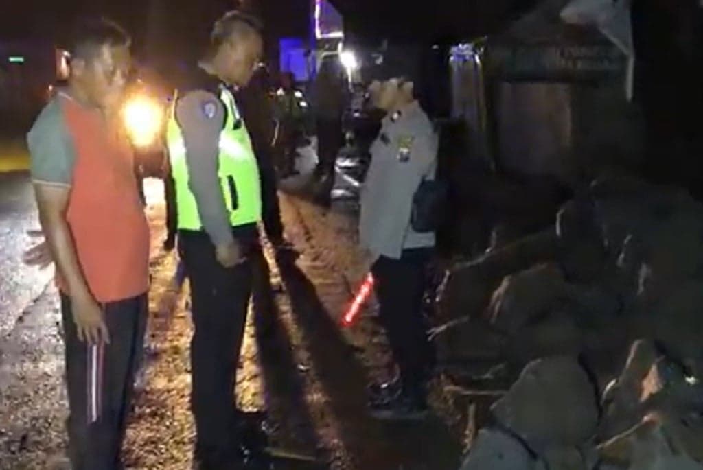 Tragis! Ibu Muda di Mojokerto Tewas Tabrak Tumpukan Batu Proyek Saluran Air PU