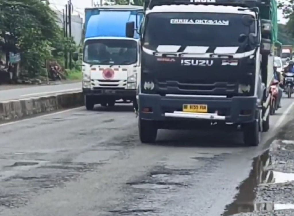 Jalur Pantura Cirebon Penuh Lubang Menganga, Banyak Truk Pecah Ban