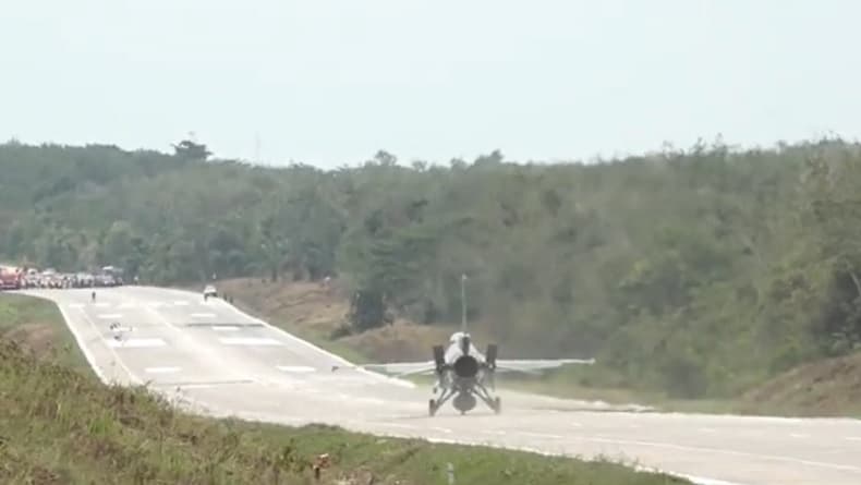 Pesawat Jet Tempur TNI AU Mendarat di Tol Trans Sumatera, F-16 dan Super Tucano