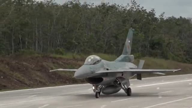 Penampakan Pesawat Tempur dan Helikopter TNI AU Mendarat di Tol Trans Sumatera