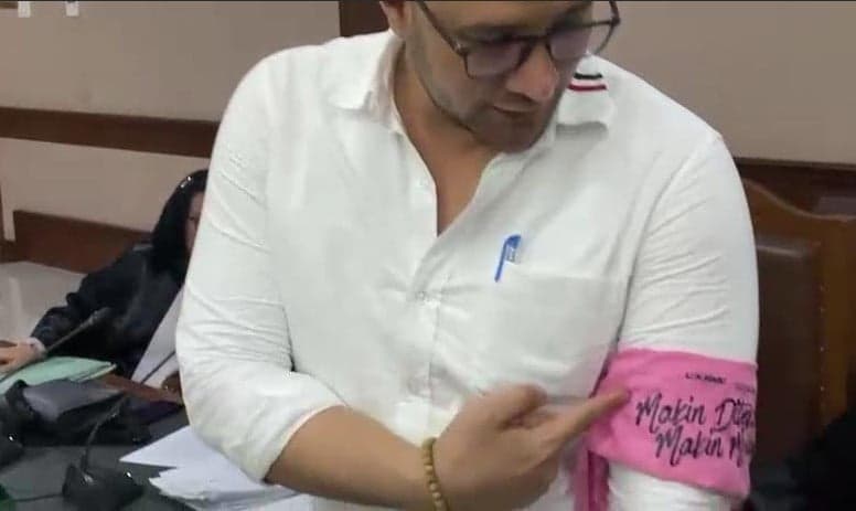 Ammar Zoni Kenakan Ban Merah Muda di Lengan dalam Sidang Kasus Narkoba: Ini Simbol Perlawanan! 