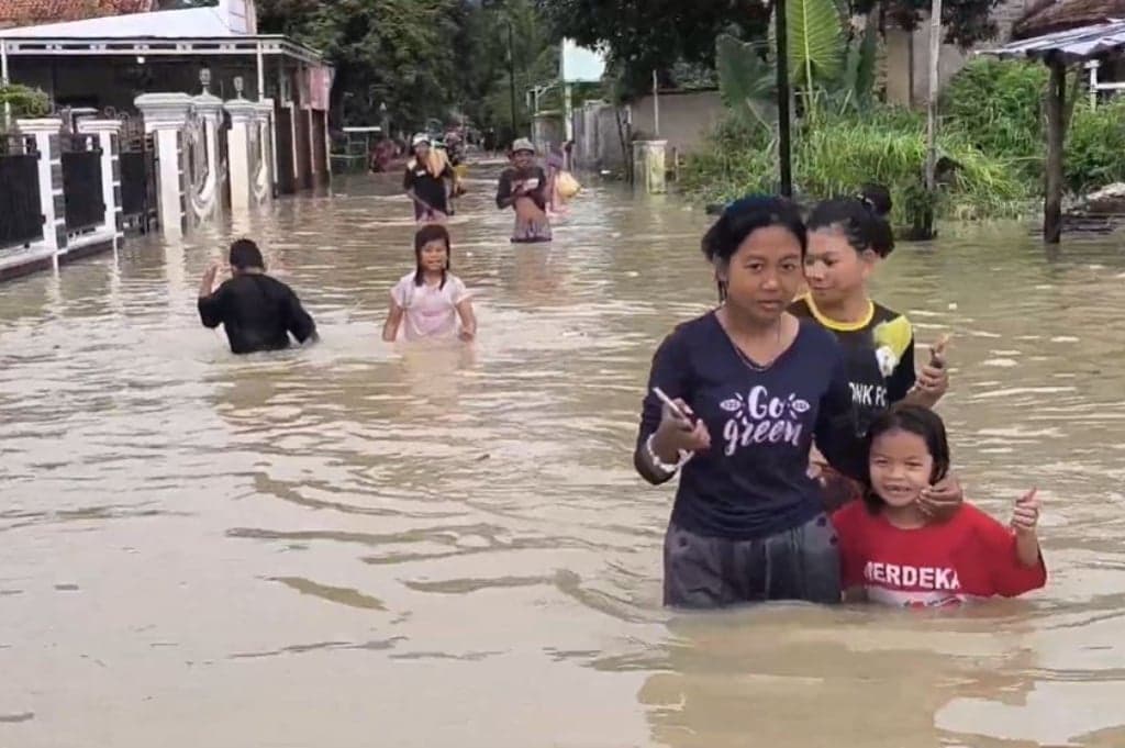 Banjir Cirebon akibat Sungai Meluap Rendam 2 Kecamatan, Ketinggian Air Capai 1,5 Meter