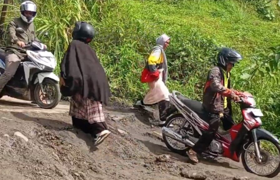 Jalur Utama Guci Tegal Ambles 1,5 Meter, Aktivitas Warga Lumpuh