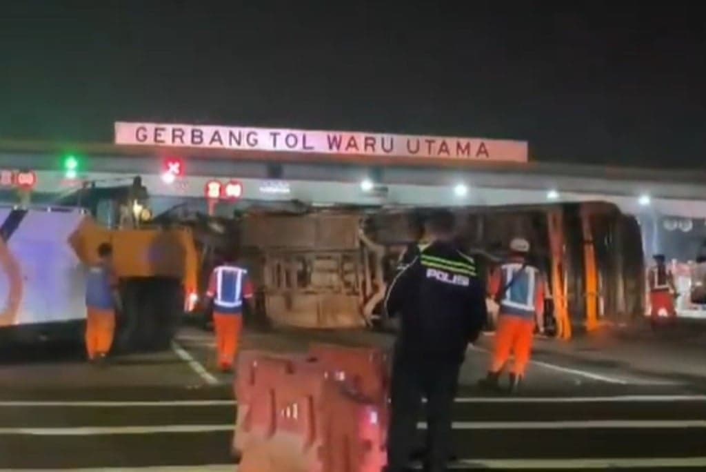 Kecelakaan Bus Pariwisata Terguling di Tol Waru Utama Surabaya, 12 Luka-luka